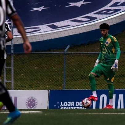 Promessa da base do Cruzeiro assina primeiro contrato profissional