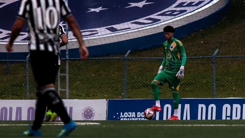 Arqueiro durante partida do Brasileirão sub-17 em Belo Horizonte