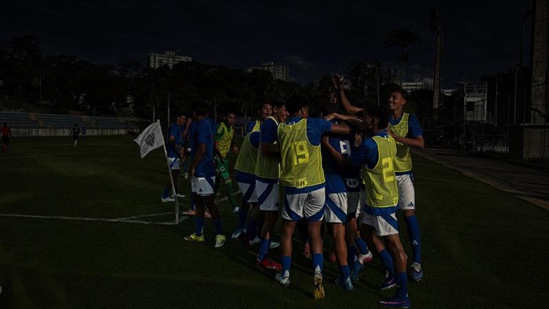 Jogadores do Cruzeiro comemoram um dos gols de Thaylon no clássico com o Atlético pelo Brasileiro Sub-17
