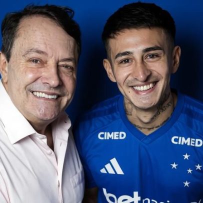 Rojas posa com Pedrinho em estreia no Cruzeiro enquanto elenco treina