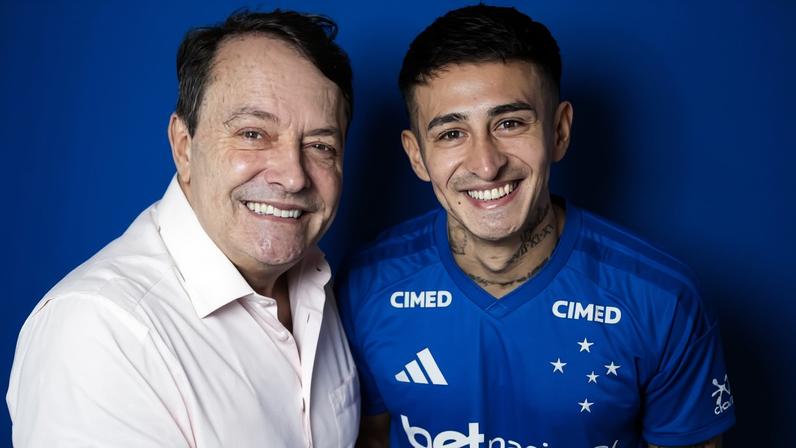 Gabriel Rojas foi recepcionado por Pedrinho no seu primeiro dia de treinos no Cruzeiro
