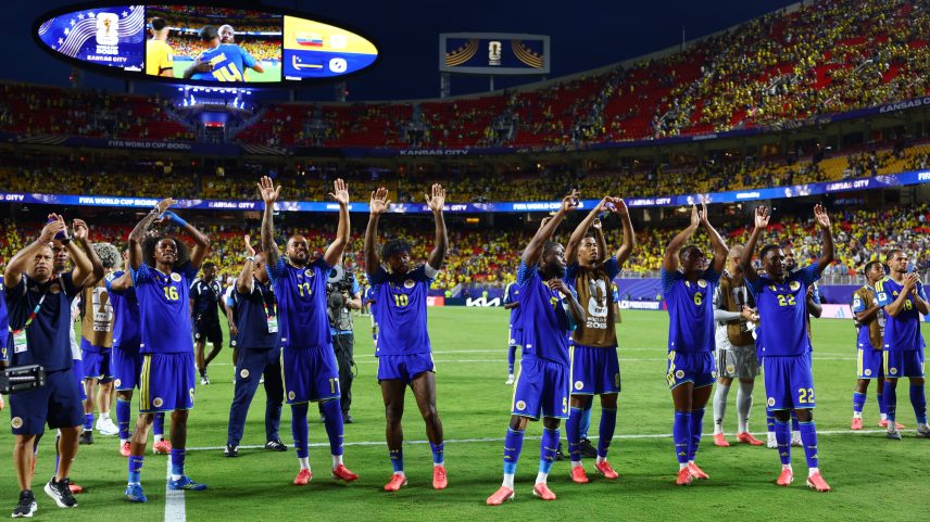 Jogadores de Curação comemoram primeiro ponto na Copa — Foto: REUTERS/Hannah Mckay