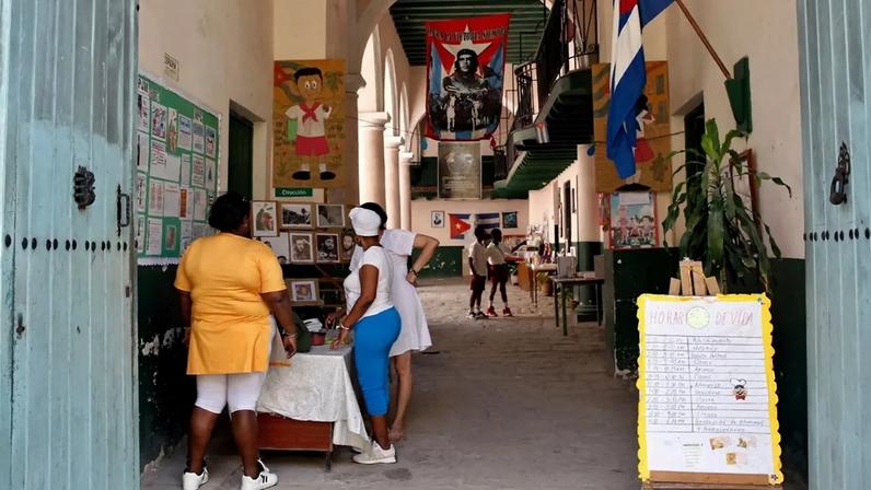 Escola em Havana, capital de Cuba (Foto: Ernesto Mastrascusa/EFE)
