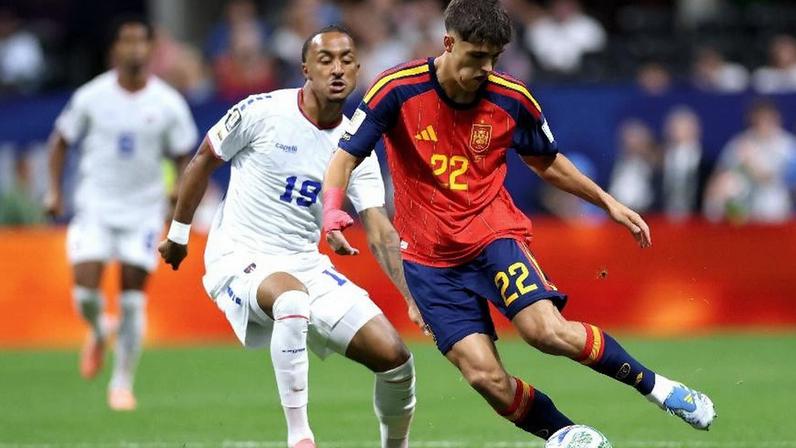 Cubarsi, da Espanha, disputa com Dailon Livramento, de Cabo Verde, em jogo pela Copa do Mundo