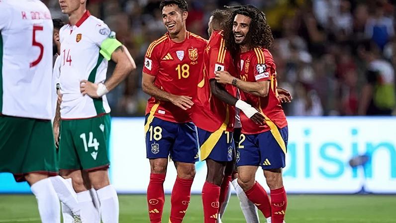 Jogadores da Espanha comemoram o gol de Cucurella sobre a Bulgária