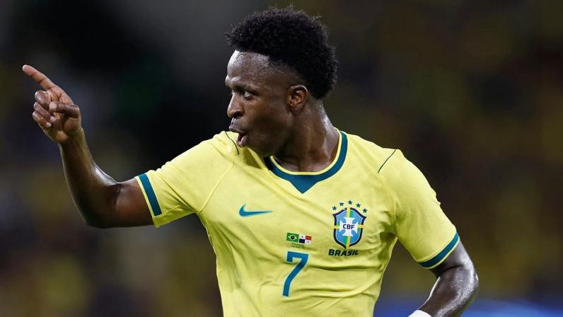 Vini Jr comemora gol pela seleção brasileira