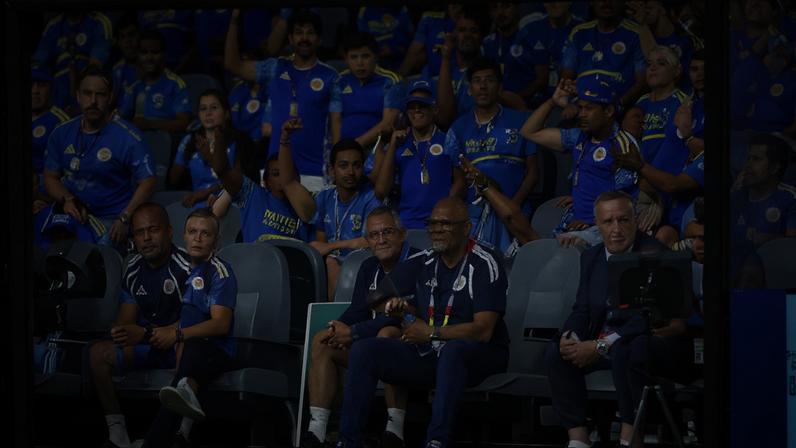 Nem o 7 x 1 abalou: torcida de Curaçao faz festa após estreia