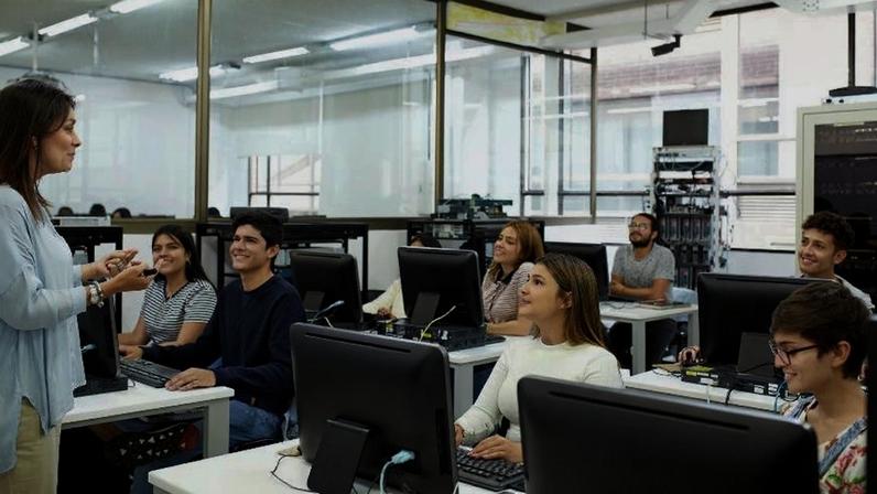 Os cursos tecnólogos oferecem currículos montados a partir de demandas do mercado