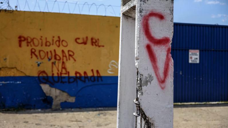Símbolo do Comando Vermelho marcado em um poste no Pará. (Foto: Sebastiao Moreira/EFE/EPA)
