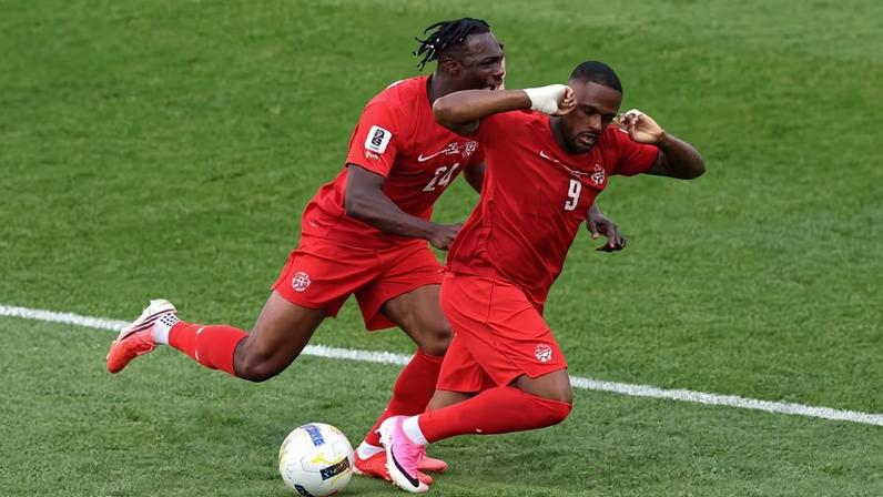 Cyle Larin, do Canadá, comemora gol contra a Bósnia na Copa do Mundo