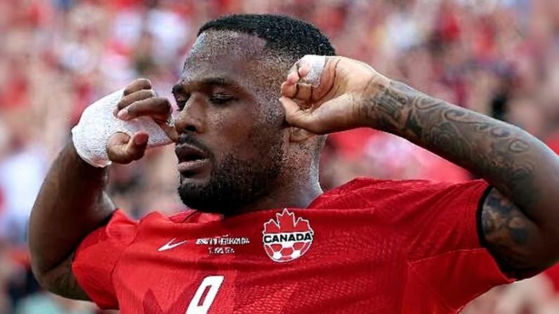 Cyle Larin, do Canadá, comemora gol contra a Bósnia na Copa do Mundo