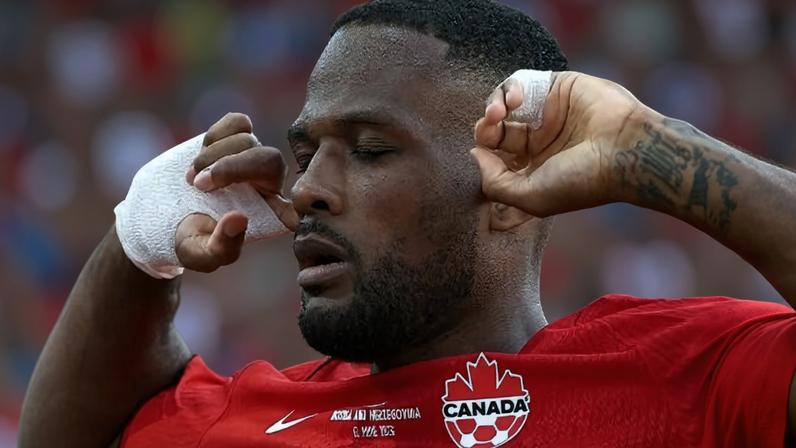 Cyle Larin, do Canadá, comemora gol contra a Bósnia na Copa do Mundo