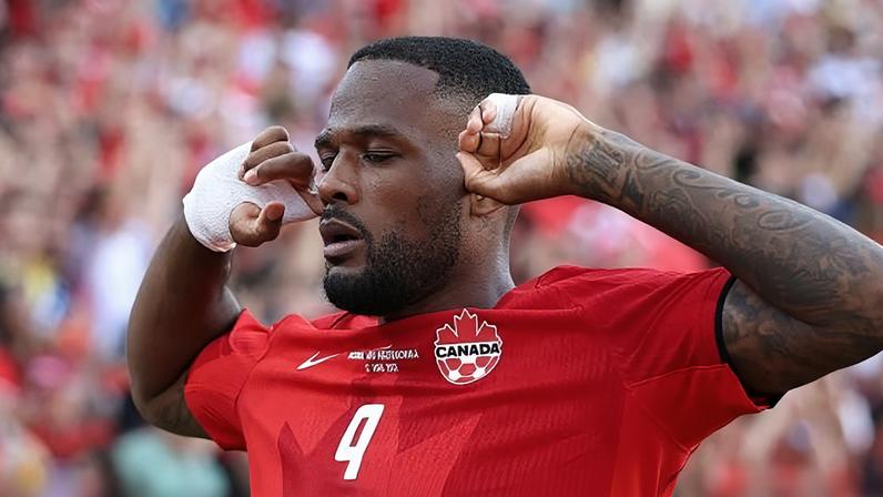 Cyle Larin do Canadá comemora gol contra a Bósnia na Copa do Mundo