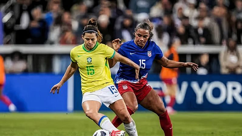 Disputa entre jogadoras dos EUA e do Brasil, em partida nesse sábado (6) na Neo Química Arena, em São Paulo