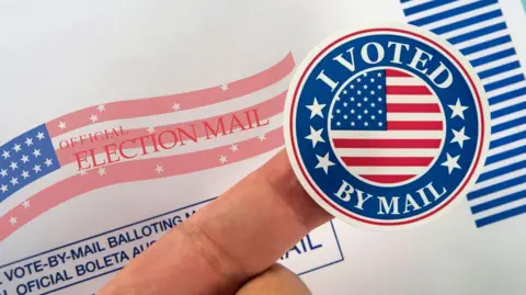 Suprema Corte dos EUA permite votos por correio tardios, derrota para Trump