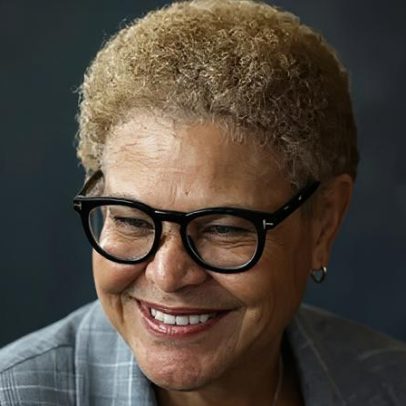 Prefeita Karen Bass avança para segundo turno na maior cidade da Califórnia