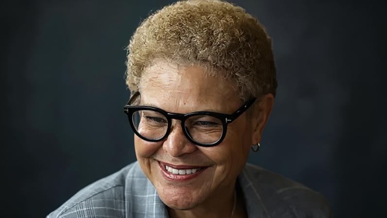 Prefeita Karen Bass avança para segundo turno na maior cidade da Califórnia