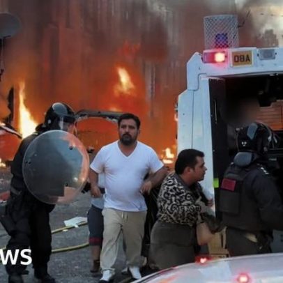 Incêndio em Belfast leva moradores à evacuação com carros e casas queimando