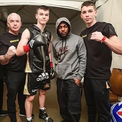 Boxeador irlandês jovem faz amizade com lenda do rap