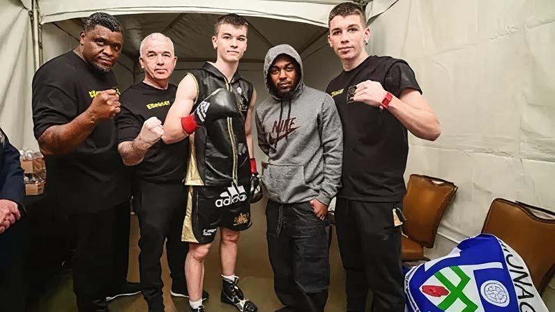 Boxeador irlandês jovem faz amizade com lenda do rap