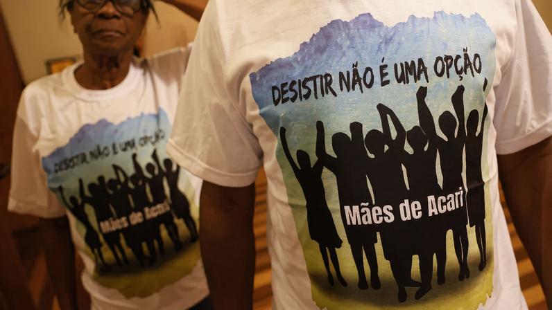 Rio de Janeiro (RJ) 17/12/2024 – Familiares das vítimas da Chacina de Acari e advogados que os representam fazem a leitura pública da sentença de condenação do Estado brasileiro no caso, divulgada pela Corte Interamericana de Direitos Humanos. Foto: Fernando Frazão/Agência Brasil
