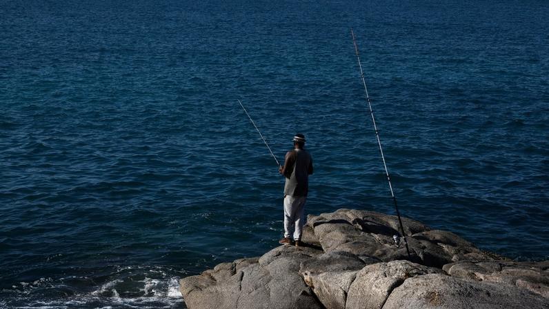 Arraial do Cabo (RJ), 13/04/2026 – Atividade de pesca nos costões rochosos, ecossistema formado por rochas na transição entre o mar, na Prainha, área da Reserva Extrativista (RESEX) Marinha do Arraial do Cabo. Foto: Fernando Frazão/Agência Brasil