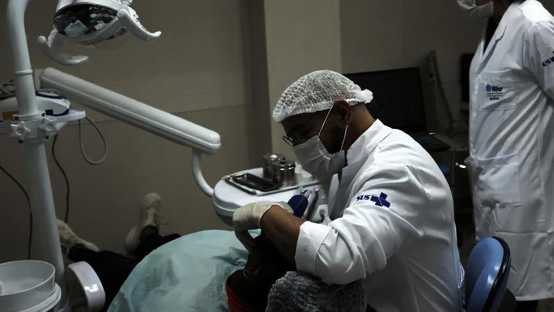 Rio de Janeiro (RJ), 24/04/2025 – Paciente é atendida por dentistas nos serviços de odontologia do Super Centro Carioca de Saúde, em Benfica. Foto: Fernando Frazão/Agência Brasil