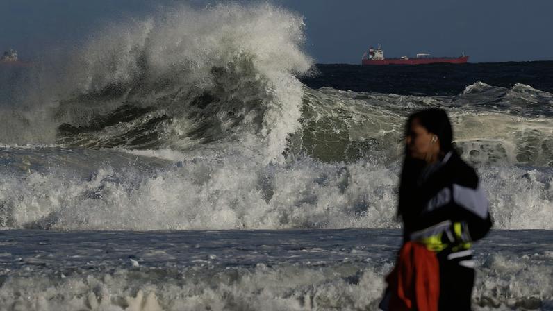 Ressaca no mar traz ondas grandes à praia do Leme, provocadas pela passagem de um ciclone extratropical.