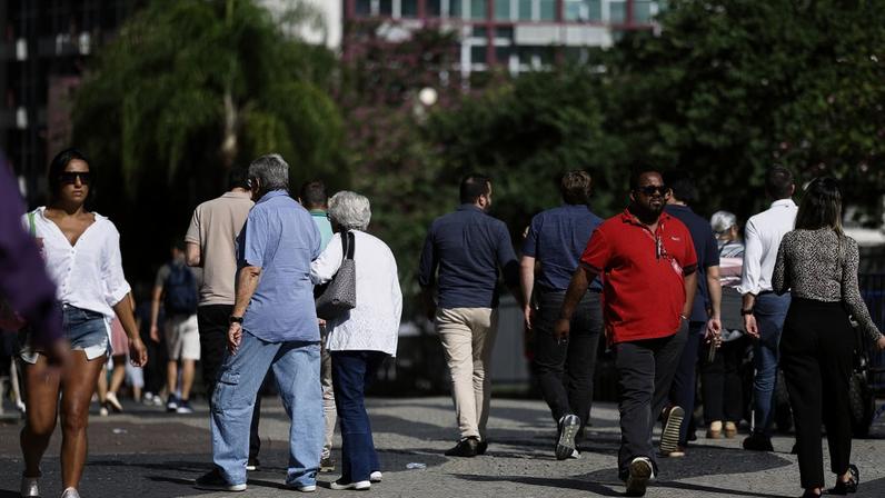 Trabalhadores no Largo da Carioca após aprovação pela Câmara dos Deputados da PEC que acaba com escala de trabalho 6x1.