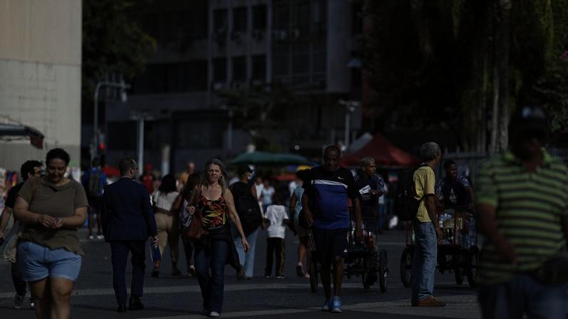 Trabalhadores no Largo da Carioca após aprovação pela Câmara dos Deputados da PEC que acaba com escala de trabalho 6x1.