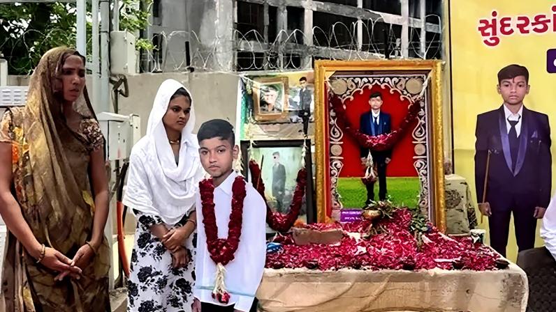 Famílias marcam um ano do acidente da Air India com vigílias e orações