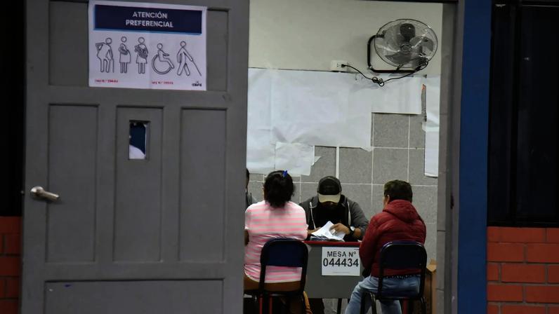 Autoridades eleitorais estão contabilizando os votos do segundo turno das eleições presidenciais do Peru, que mostram um empate técnico entre a candidata de direita Keiko Fujimori e o candidato de esquerda Roberto Sánchez, neste domingo em Lima, Peru (Foto: EFE/ Germán Falcón)
