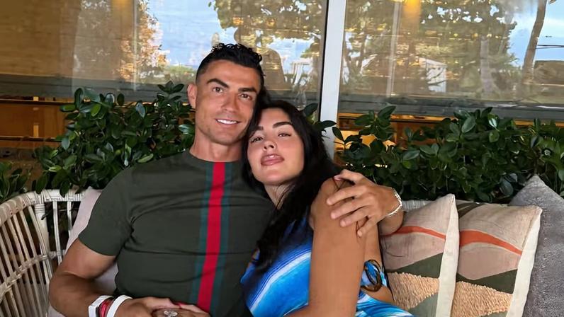 Cristiano Ronaldo e sua esposa, Georgina Rodríguez, abraçados em Miami — Foto: Reprodução