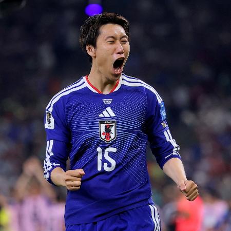 Daichi Kamada, do Japão, comemora gol contra a Tunísia na Copa do Mundo