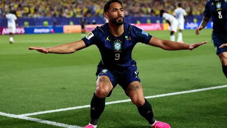 Matheus Cunha "surfa" ao comemorar gol em Brasil x Haiti • Dan Mullan/Getty Images