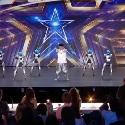Jovem chinês dança com robôs no America's Got Talent