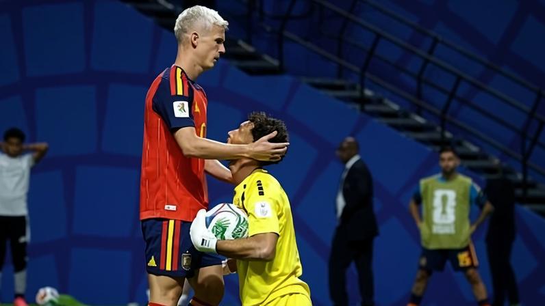 Dani Olmo cumprimenta Vozinha após defesa