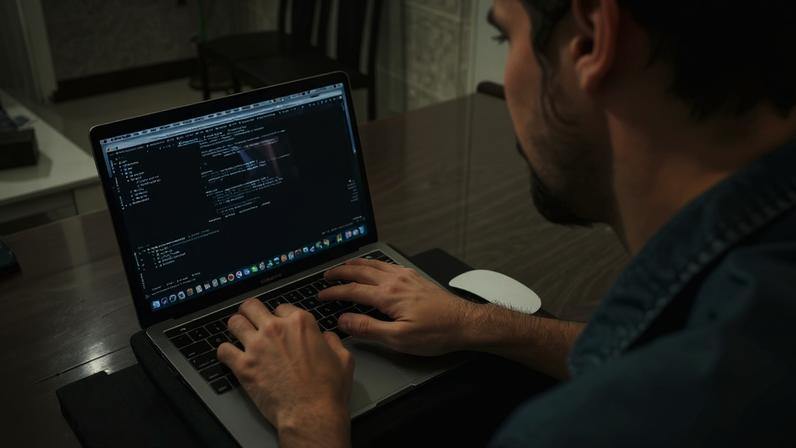 20 melhores prompts para desenvolvedores programarem com IA — Foto: Danial Igdery/ Unsplash