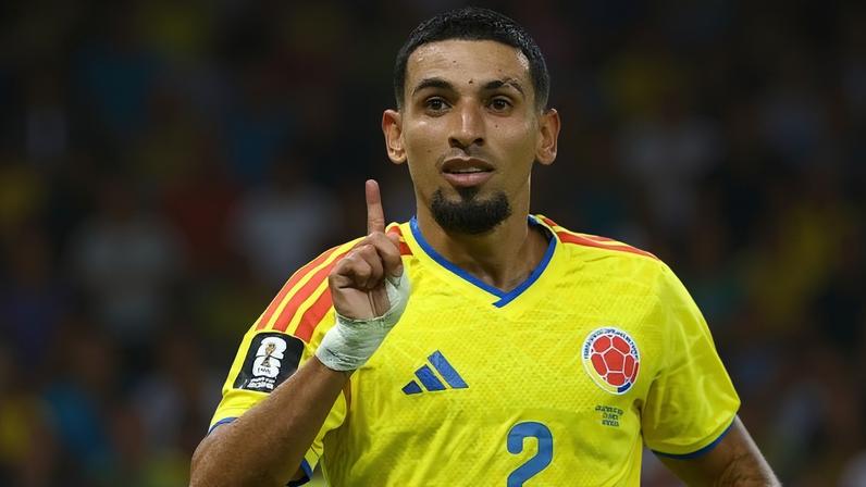 Daniel Muñoz comemora gol da Colômbia sobre RD Congo em duelo da Copa do Mundo