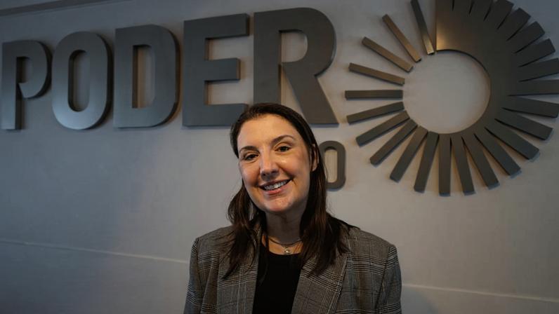 Na imagem, a economista Daniella Marques na Redação do Poder360, em Brasília