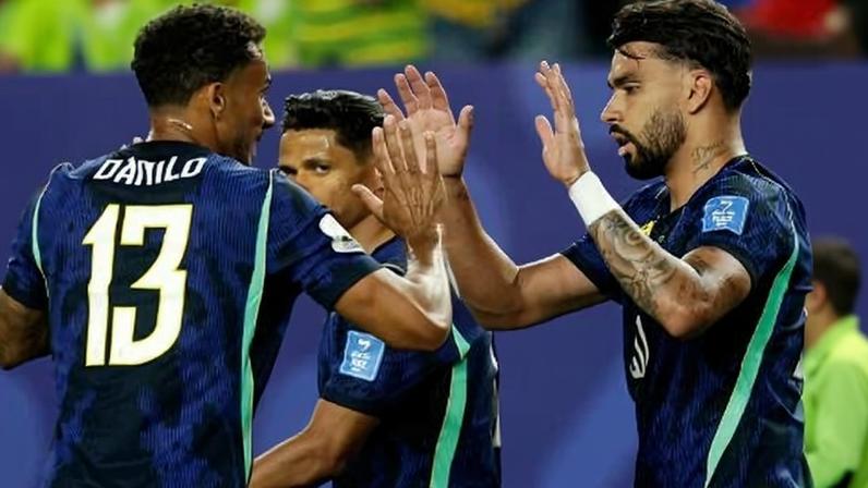 Danilo e Lucas Paquetá celebram gol do Brasil contra o Haiti, com Douglas Santos ao fundo