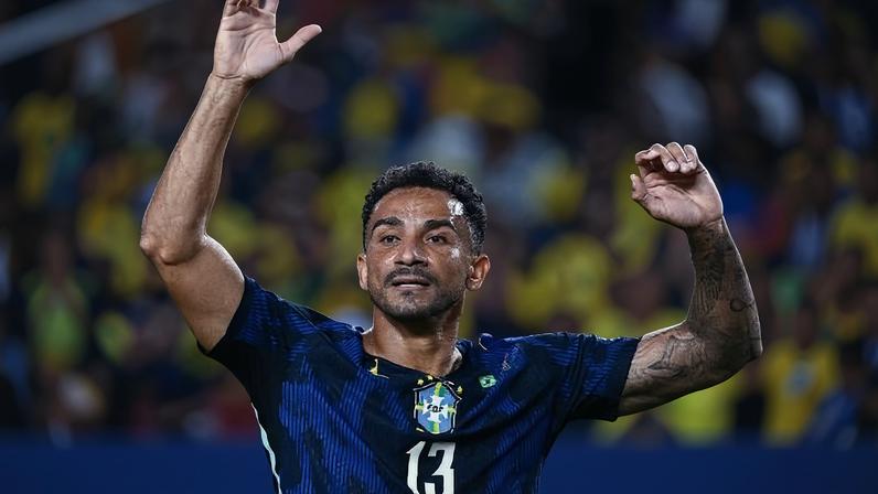 Danilo, um dos mais experientes da seleção, em campo contra o Haiti, na Copa do Mundo