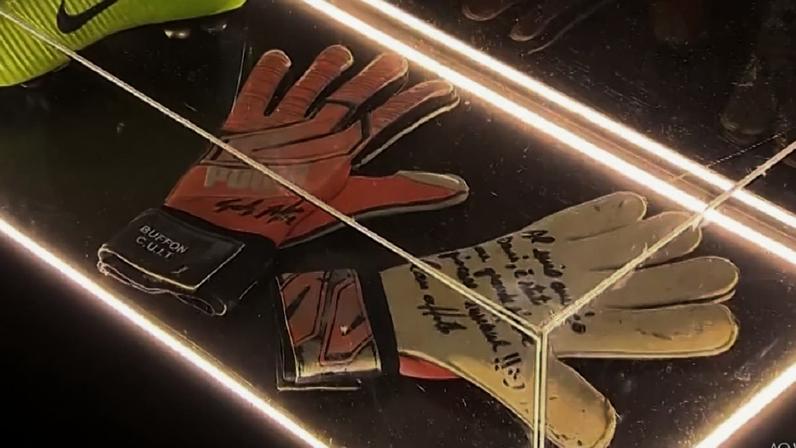 Luvas foram presente de Gianluigi Buffon, um dos líderes de Danilo — Foto: Reprodução/TV Integração