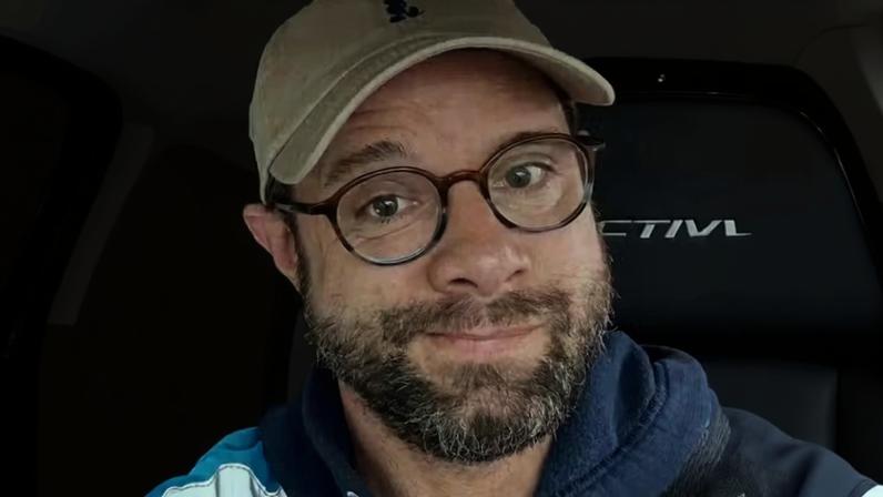 Danny Pintauro na sitcom 'Quem é o Chefe?' e na vida adulta como motorista de aplicativo para pagar as contas