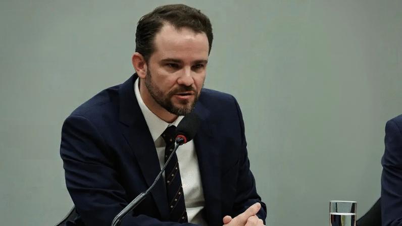 Dario Durigan, ministro da Fazenda, critica a PEC que dá autonomia ao BC por criar 'novo Poder'.