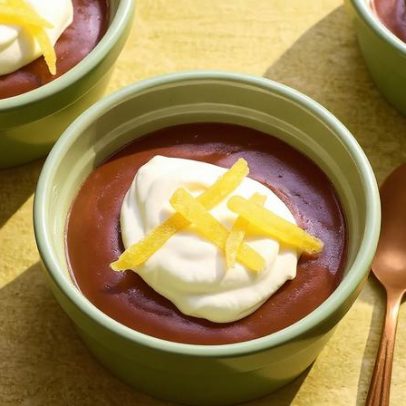 Receita de pudim de chocolate amargo com gengibre cristalizado