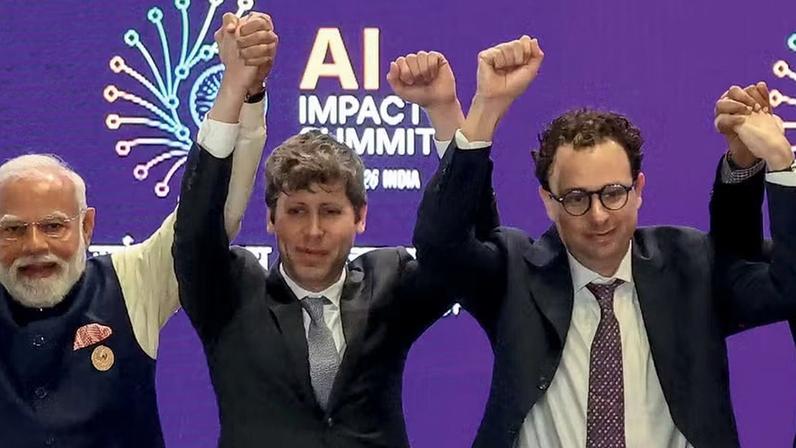 Sam Altman e Dario Amodei durante o AI Impact Summit, na Índia — Foto: Ludovic Marin/AFP