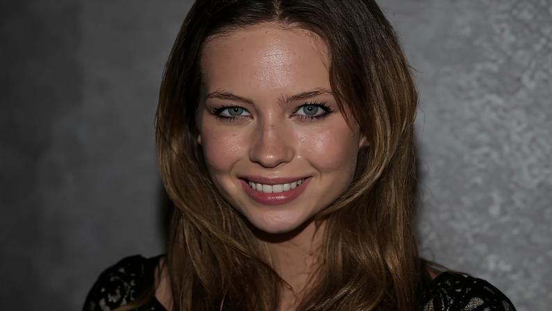 Atriz Daveigh Chase na época em que interpretou Samara, no filme 'O Chamado', ao lado de uma fotografia recente
