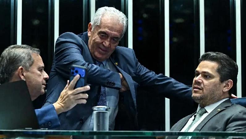 O presidente do Senado, Davi Alcolumbre (União-AP), ao lado do presidente da CCJ do Senado, Otto Alencar (PSD-BA) e do líder da oposição no Senado, Rogério Marinho (PL-RN)