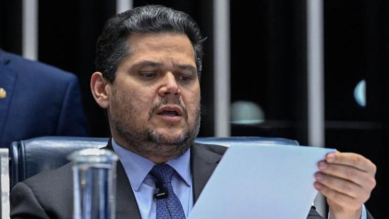 Na imagem, Davi Alcolumbre, presidente do Senado, em sessão no plenário da Casa